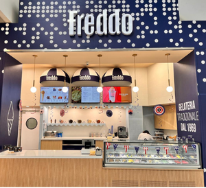 Web Miniatura_Miami International Mall Logo Freddo with a background